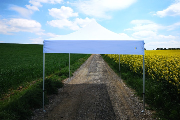 Nožnicový predajný stánok 2x3m biely na poľnej ceste
