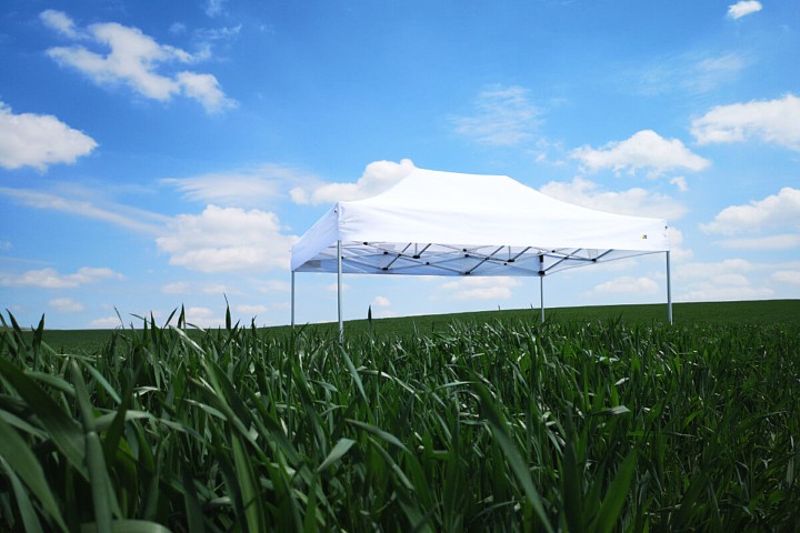 Párty stan 2x3m biely v exteriéri pod letnou oblohou