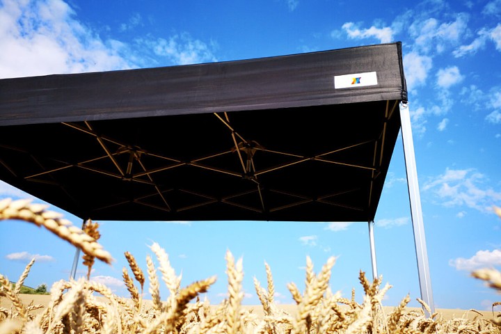 Detail čiernej strechy stanu 2x3m PROMOSTAN v obilí