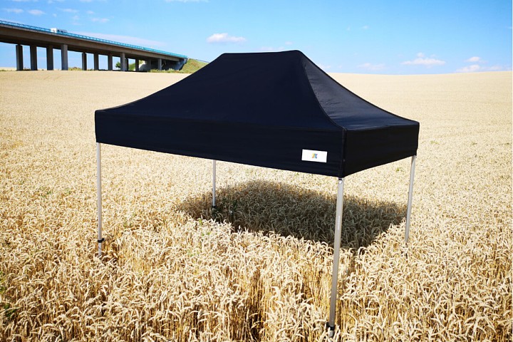 Čierny promo stan 2x3m v zlatom pšeničnom poli
