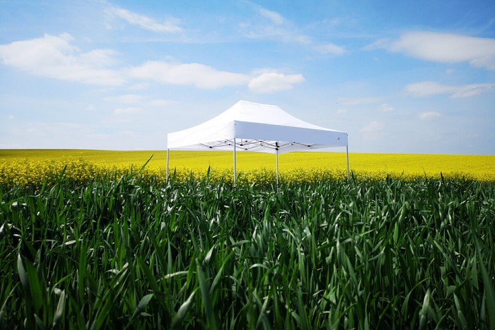 Vizuál bieleho stanu 2x3m v prírodnom prostredí