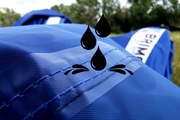 Ukážka vodoodpudivého materiálu modrej plachty stanu s kvapkami vody