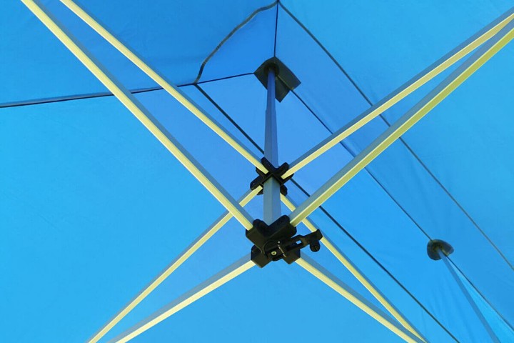 Detail vnútorného mechanizmu strechy stanu 2x3m proti modrej oblohe